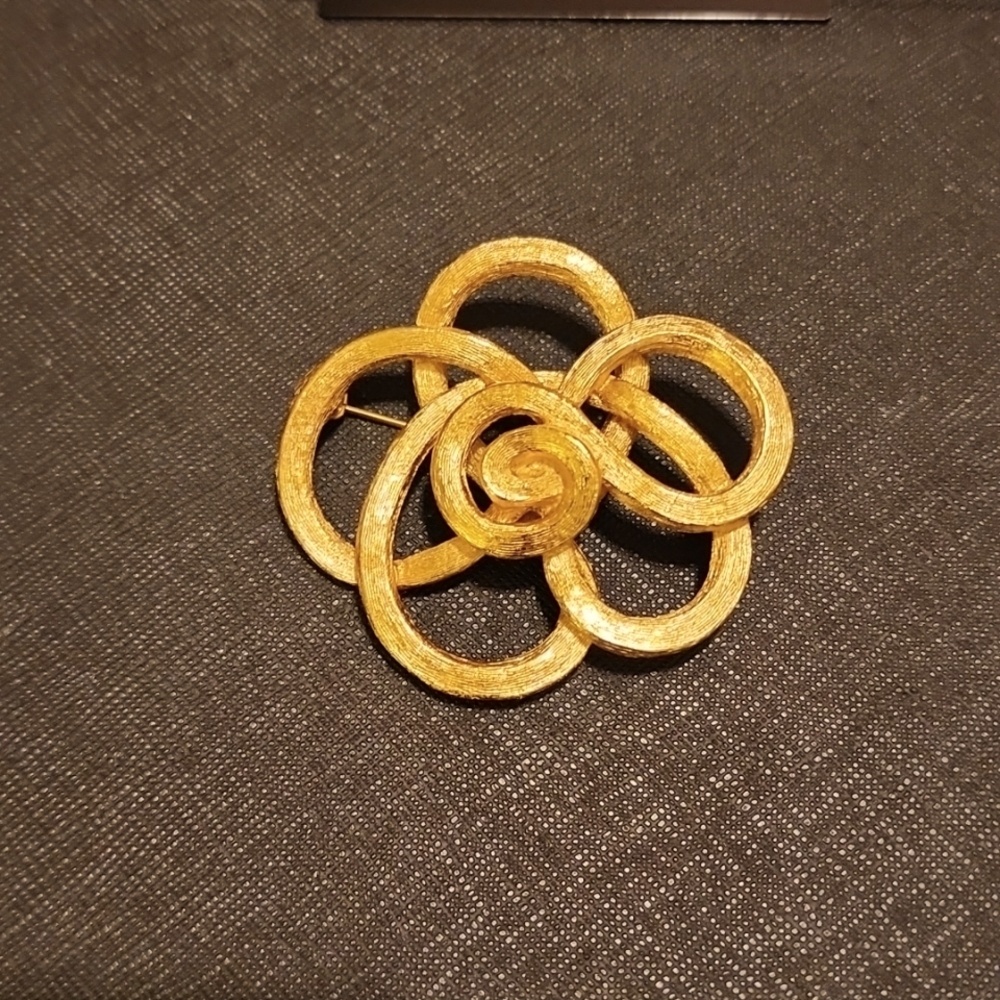 Vintage multi circle curvy design brooch